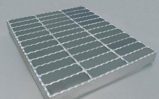 Serrated steel grating